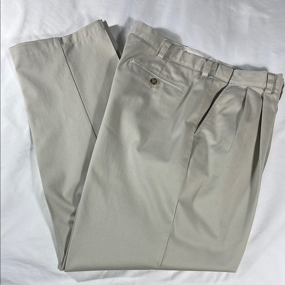 L.L. Bean mens stone khaki rugged Comfort pleated chino pants - size 37x33 - Picture 8 of 11